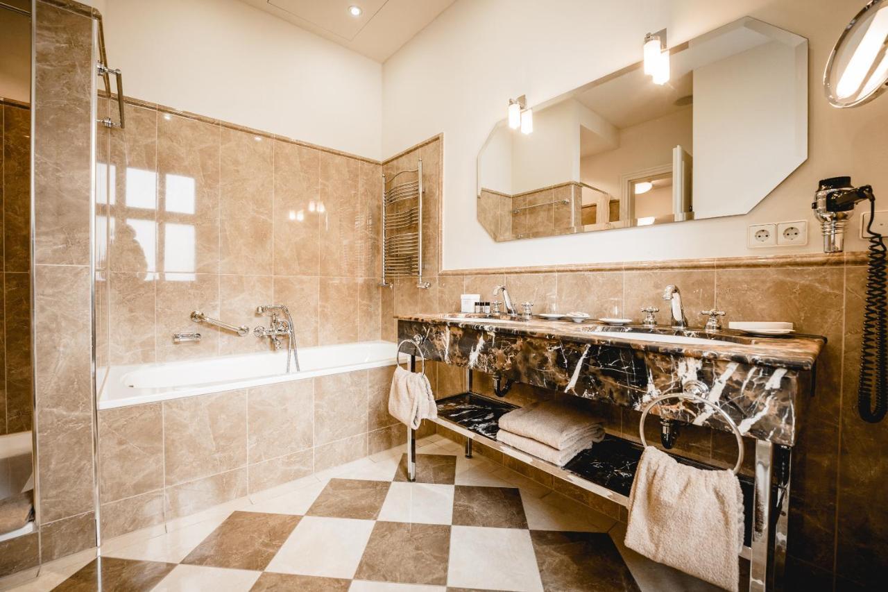 Residenz Weingut Schloss Reinhartshausen Bed and Breakfast Eltville am Rhein Exteriör bild